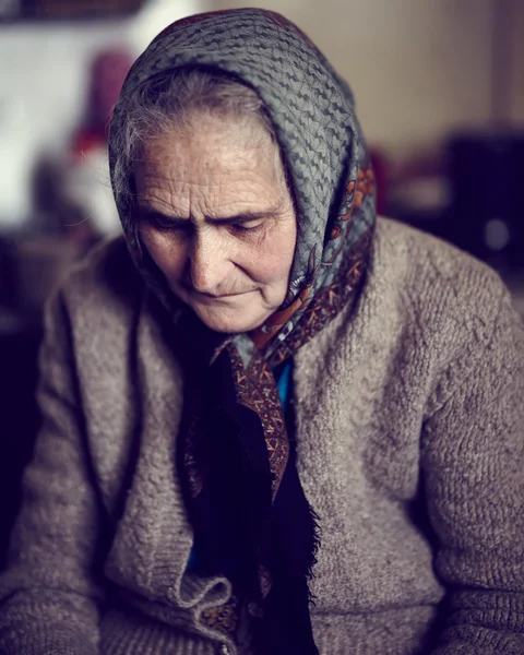 Close-up van een oude triest vrouw binnen — Stockfoto