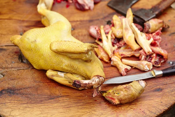 Préparation du poulet extérieur — Photo