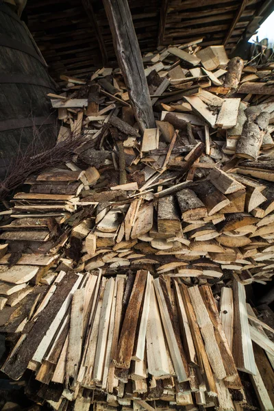 Grandes piles de bois de chauffage dans un hangar — Photo