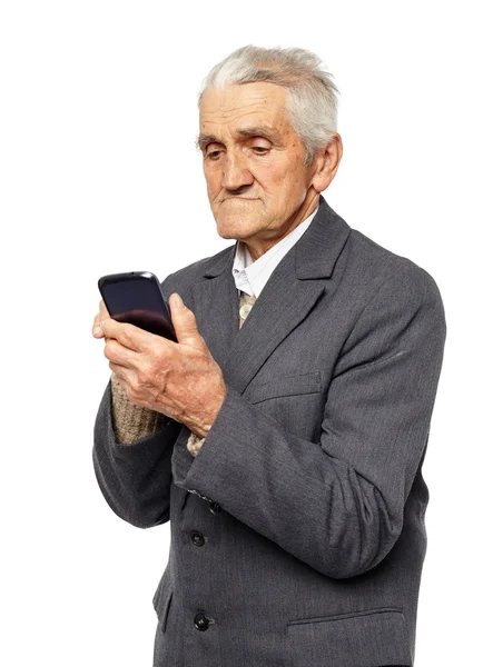 Äldre man innehar en smartphone — Stockfoto