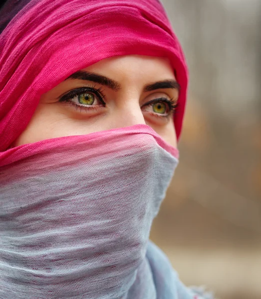 Musulmana mujer al aire libre — Foto de Stock