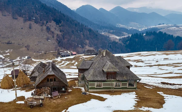 Tradizionale casa rumena sulle montagne — Foto Stock