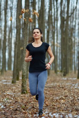 Çalışan genç bayan iz