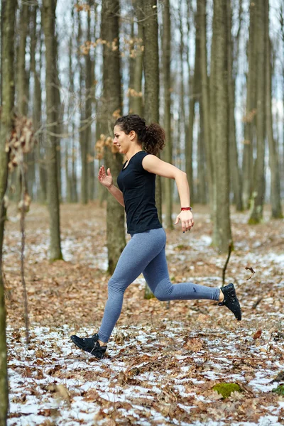 Jeune femme trail running — Photo