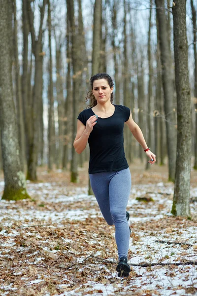 Jeune femme trail running — Photo