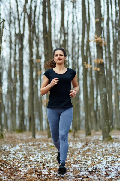 Jeune femme trail running — Photo