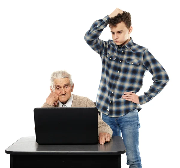 Tiener met zijn opa op laptop — Stockfoto