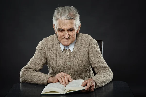 Старший чоловік читає книгу — стокове фото