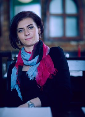 Bir restoranda genç ve güzel bir kadın