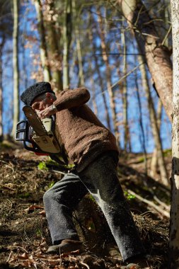 Bir ormandaki chainsaw ile komuta sizde