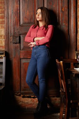 Bir restoranda genç bir kadın.