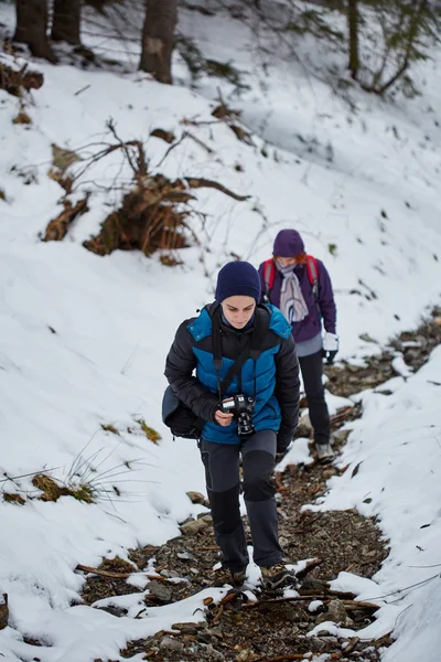 母と息子が山へハイキング — ストック写真