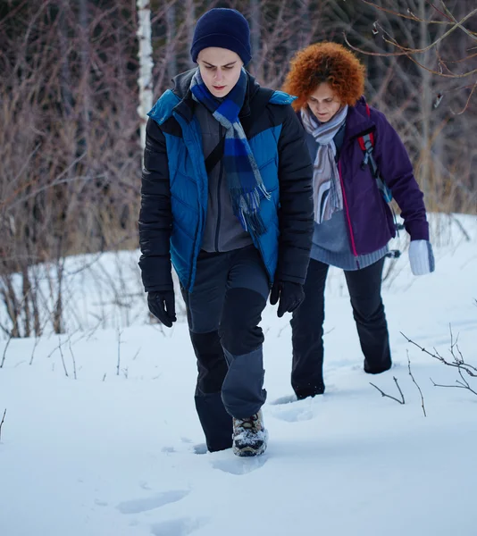 Mor och son går genom snön — Stockfoto