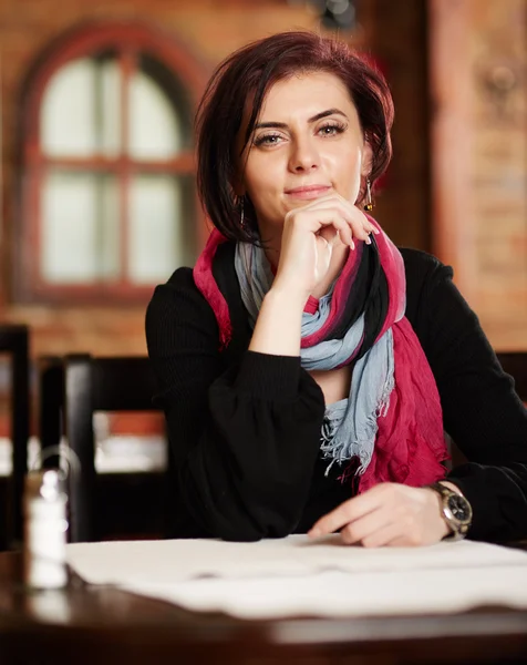 Jonge mooie vrouw in een restaurant — Stockfoto