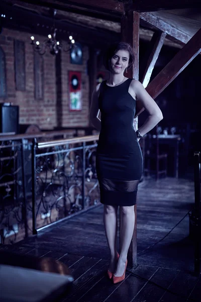 Mujer posando en un restaurante por la noche —  Fotos de Stock