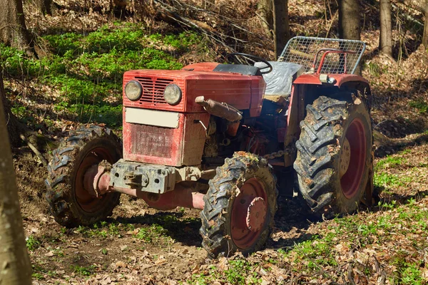 Loggning traktor med vinsch — Stockfoto