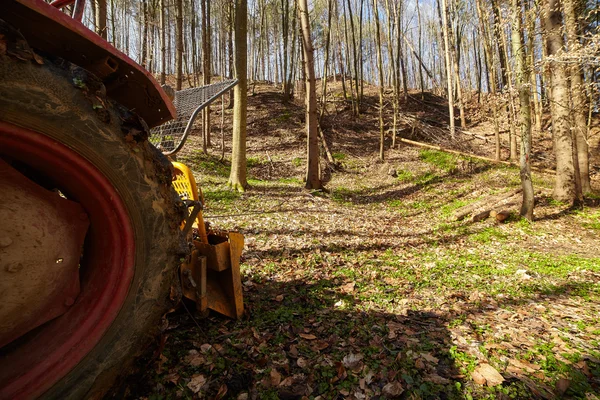 Лісозаготівельний трактор з лебідкою — стокове фото