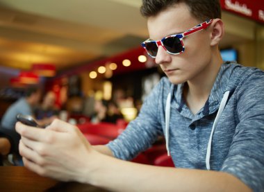 Genç çocuk ile smartphone