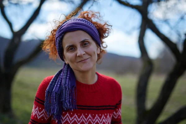 Retrato de mujer campesina sonriente —  Fotos de Stock