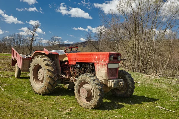 Tractor sucio en un campo —  Fotos de Stock