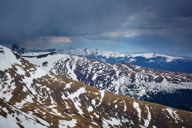 Dağ silsilesi bahar
