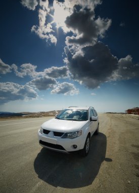 Dağ yolda beyaz araba