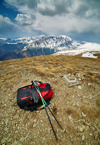 Équipement de randonnée sur le sommet de la montagne — Photo