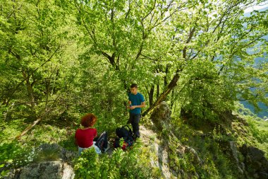 Aile bir dağ iz üzerinde dinlenme yürüyüşçü