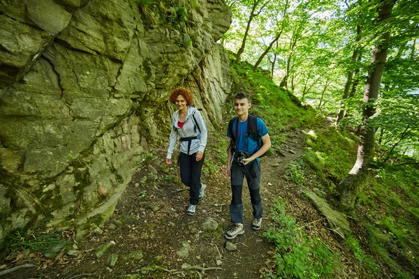 Familia de excursionistas caminando por un sendero de montaña —  Fotos de Stock