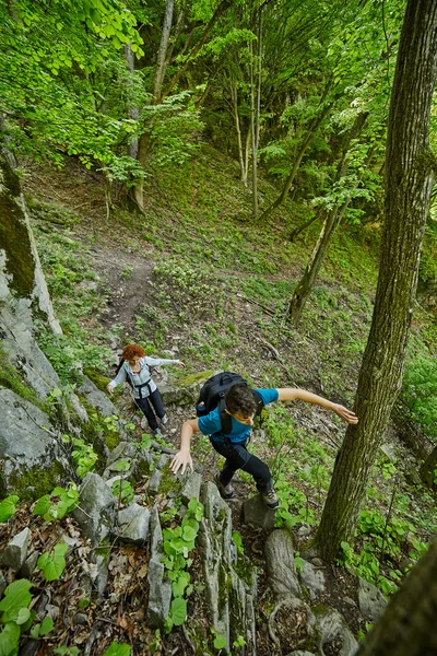 Famille de randonneurs marchant sur un sentier de montagne — Photo