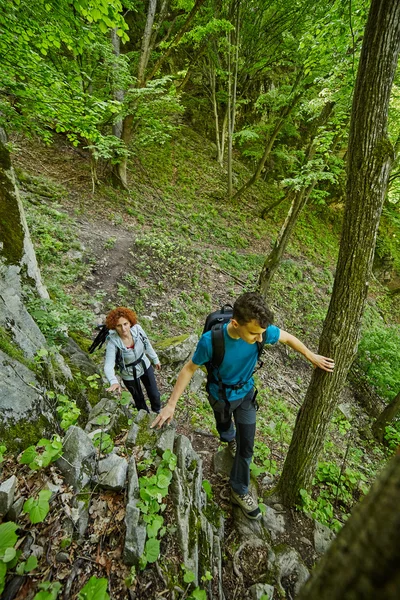Family of hikers walking on a mountain trail — Stock Photo, Image