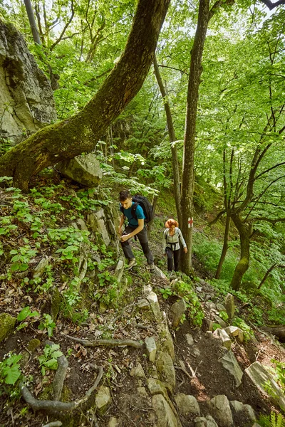 Famiglia di escursionisti che camminano su un sentiero di montagna — Foto Stock