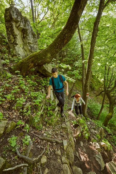 A hegyi ösvényen séta túrázók család — Stock Fotó