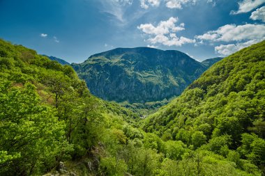 Bahar üzerinde dağ manzarası