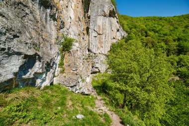 Bahar üzerinde dağ manzarası