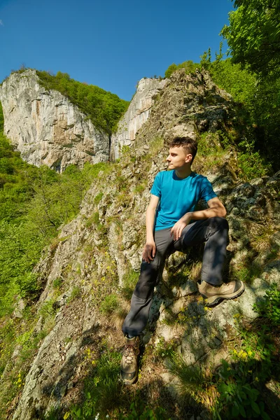 Adolescente menino posando nas montanhas — Fotografia de Stock