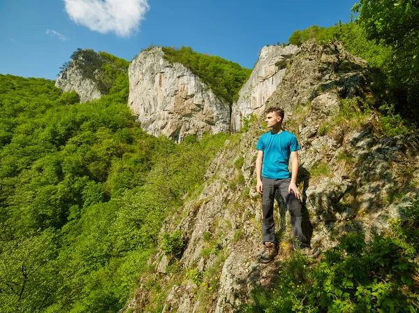 Хлопчик-підліток позує на горах — стокове фото