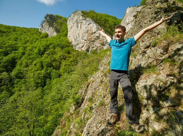 Ragazzo adolescente in posa sulle montagne — Foto Stock