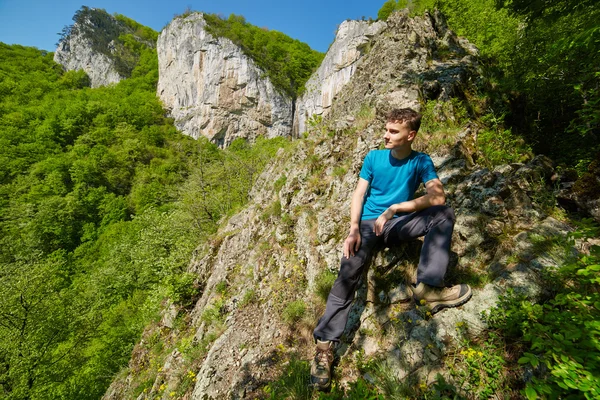 十几岁男孩摆在群山之巅 — 图库照片