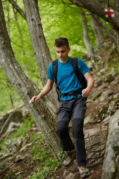 Teenager turista na horské stezce — Stock fotografie