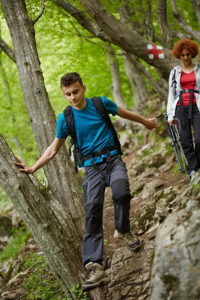 Famille de randonneurs marchant sur un sentier de montagne — Photo