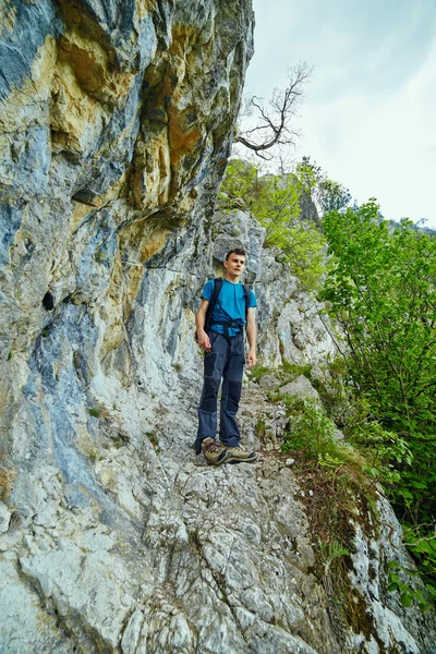 Jugendlicher Wanderer auf Bergpfad — Stockfoto