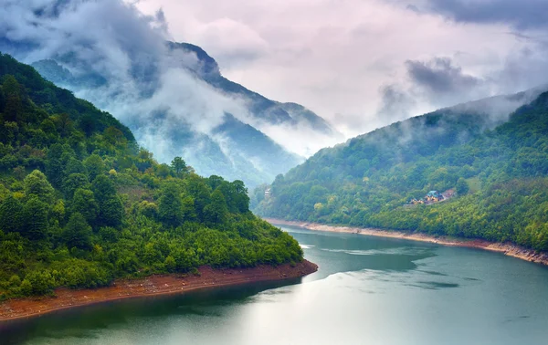 Lake in the mountains on a foggy day — Stock Photo, Image