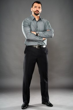 silah katlanmış poz ile iş adamı