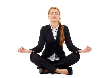 Lotus pozisyonda oturan iş kadını