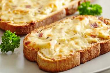 jambon ve peynir ile bruschettas