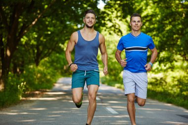 Ormanın içinden çalışan arkadaşlar