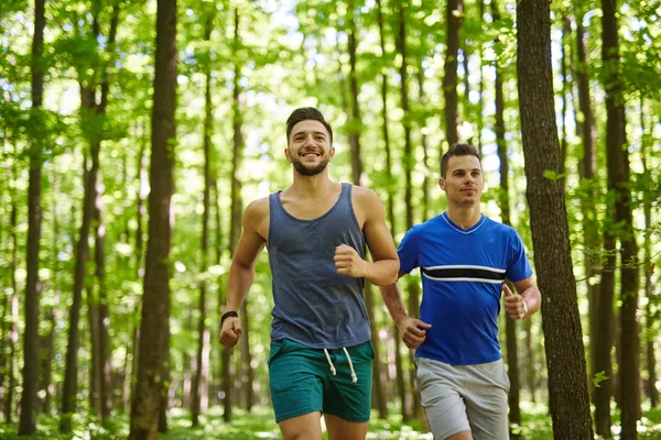 Freunde rennen durch Wald — Stockfoto