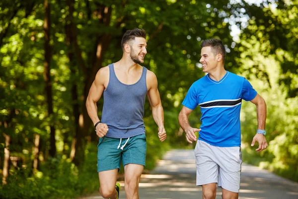 Freunde rennen durch Wald — Stockfoto