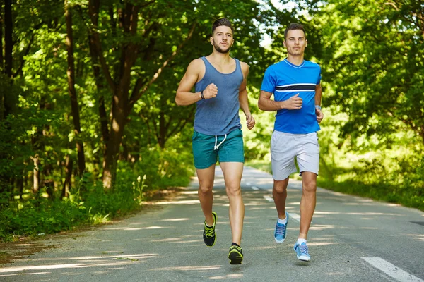 Amigos corriendo por el bosque —  Fotos de Stock